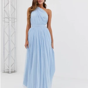 Balklänning - Säljer min fina fina balklänning från asos💙💙 har bara använt den 2 gånger så den är i nyskick.😍 Skriv privat för fler bilder💓🙌 