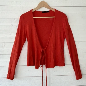Orange topp från BikBok, strM - Superskön topp från BikBok i en fin orange färg (syns bäst på sista bilden) går att knyta på olika sätt och är väldigt stretchigt i materialet så skulle säga att den passar S/M, inga skavanker och säljs då den inte kommer till användning:(🧡