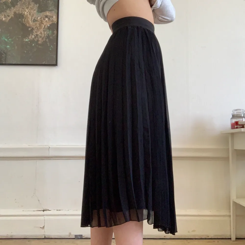 Superfin svart kjol från Berhska. Använd kanske 3 gånger, mycket fint skick! Storlek XS, midjemåttet är ungefär 65 och jag på bilden är 170. Frakt 20 kronor tillkommer.. Kjolar.