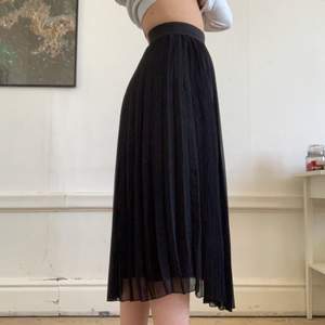 Superfin svart kjol från Berhska. Använd kanske 3 gånger, mycket fint skick! Storlek XS, midjemåttet är ungefär 65 och jag på bilden är 170. Frakt 20 kronor tillkommer.