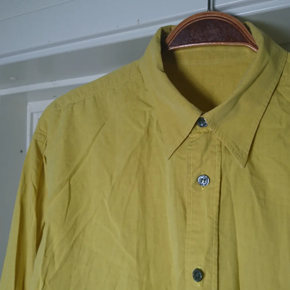Mysig skjorta i fin gul färg🌻. Skjortor.