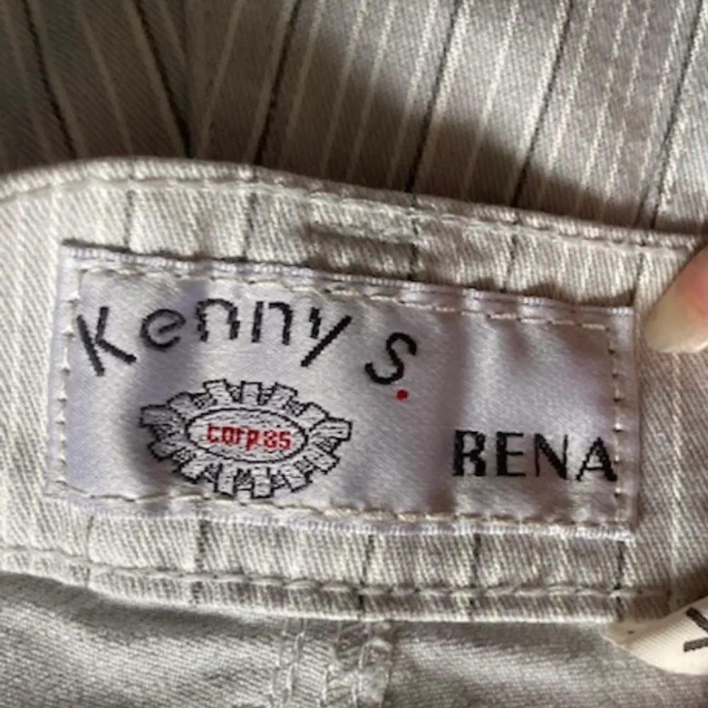 Hjälper min syster sälja kläder hon inte använder! Jättesnygga vintage byxor från märket Kennys. Står ingen storlek men cirka s-m. Mått kan fås! Köpare står för frakt på 66 kr🤍 Skriv privat för fler bilder!. Jeans & Byxor.