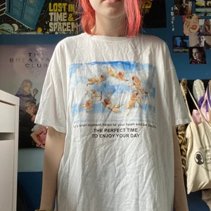 ängel pull&bear- t-shirt  - en t-shirt med ett vackert tryck på i bra skick från pull&bear, använd fåtal gånger!!