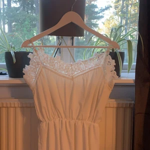 Jumpsuit - Säljer en jättefin jumpsuit som jag köpte för att ha vid endast ett tillfälle, den är helt fläckfri och den är som ny. Det ända är att banden vid axlarna är ihopsydda lite eftersom dom var jätte långa annars, hör av er för fler bilder🤎