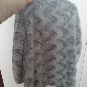 Fuskpäls jacka från vero moda - Tycker den är jättefin men jag hade velat ha den ännu längre efterson jag är ganska lång.haft på mig den en ända gång bara.den är som ny