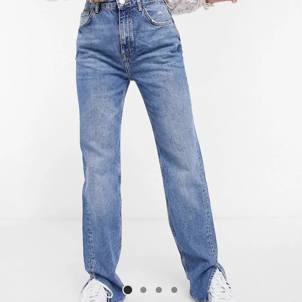 Populära jeans med slits från Asos. Helt oanvända, prislappen är kvar. . Jeans & Byxor.