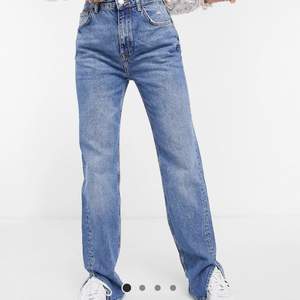 Populära jeans med slits från Asos. Helt oanvända, prislappen är kvar. 