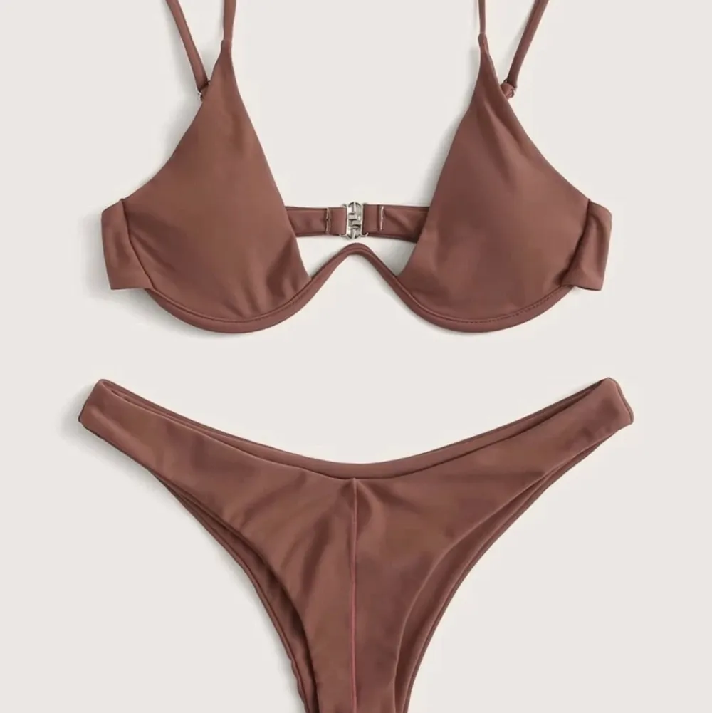 En jättefin brun bikini som passar perfekt nu till sommaren. Underdelen skulle jag säga passar en S/M och överdelen en 75b/c eller 80b/c💕. Övrigt.