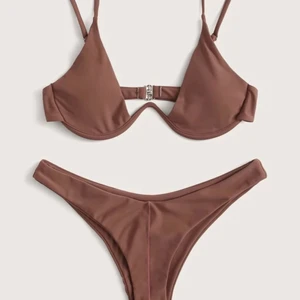 Brun bikini  - En jättefin brun bikini som passar perfekt nu till sommaren. Underdelen skulle jag säga passar en S/M och överdelen en 75b/c eller 80b/c💕
