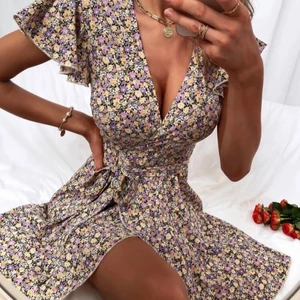 Blommig klänning - Såååå fin klänning från Shein men för liten i storlek för mig 💔 Helt ny och oanvänd, nypris 179kr. DM för frågor.