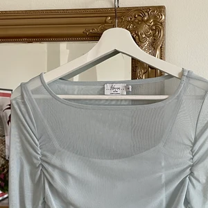 Hanna Schönberg x Nakd - ljusblå klänning  - 🍋 Helt oanvänd ljusblå klänning i storlek XS                  🍋 Hanna har stl.XS på bilden                                            🍋 Säljs för 300kr (exkl. frakt) finns i Jönköping                   🍋 Köparen står för frakt (66kr ~ 366kr)                                                                      🍋 Nypris 500kr                                                                ❌ Skickar ingen bild på mig i klänningen