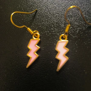 Blixt örhängen  - Ett par jätte söta rosa blixt örhängen. Dom ser ut som om dom ser ut som om dom är olika färg men det är den inte. Skriv för fler bilder eller om ni är intresserade💖⚡️ om ni köper så får ni såklart en rabattkod för nästa köp