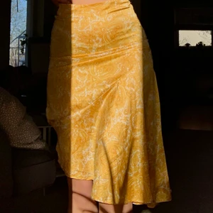 Gul satinkjol - Gul satinkjol med en vorlang och mönster, strl 34 (jag är 170cm)💕