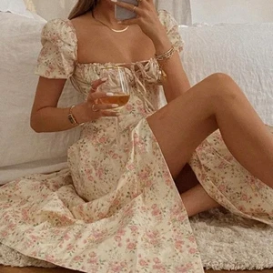 Drömmig klänning - Otroligt vacker klänning. Den är inte från house of CB! Köpt från yesstyle för 250+ runt 200 i tull, fick vänta i 1 månad också🙃 blommorna är lite mer rosa i verkligheten! Fråga för egen bild. BUD ÄR BINDANDE!