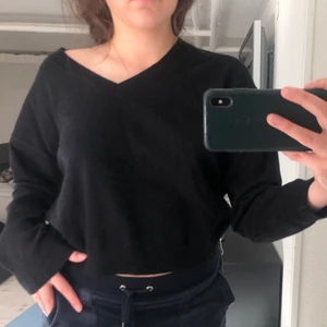 Stickad tröja  - Tröja från shein, aldrig använd! Den är i strl L men den är ganska croppad så passar bra på mig som brukar ha S. Skriv privat vid frågor💞