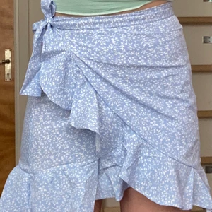 Ljusblå kjol från shein  - En jättefin kjol från shein! Jag råka beställa två likadana så säljer den här. Den går att knyta själv så därför skulle jag säga att storleken är mellan XS-S. Testad en gång. Köpt för 100kr men säljer för 80kr. Kan mötas upp annars står köparen för frakt!