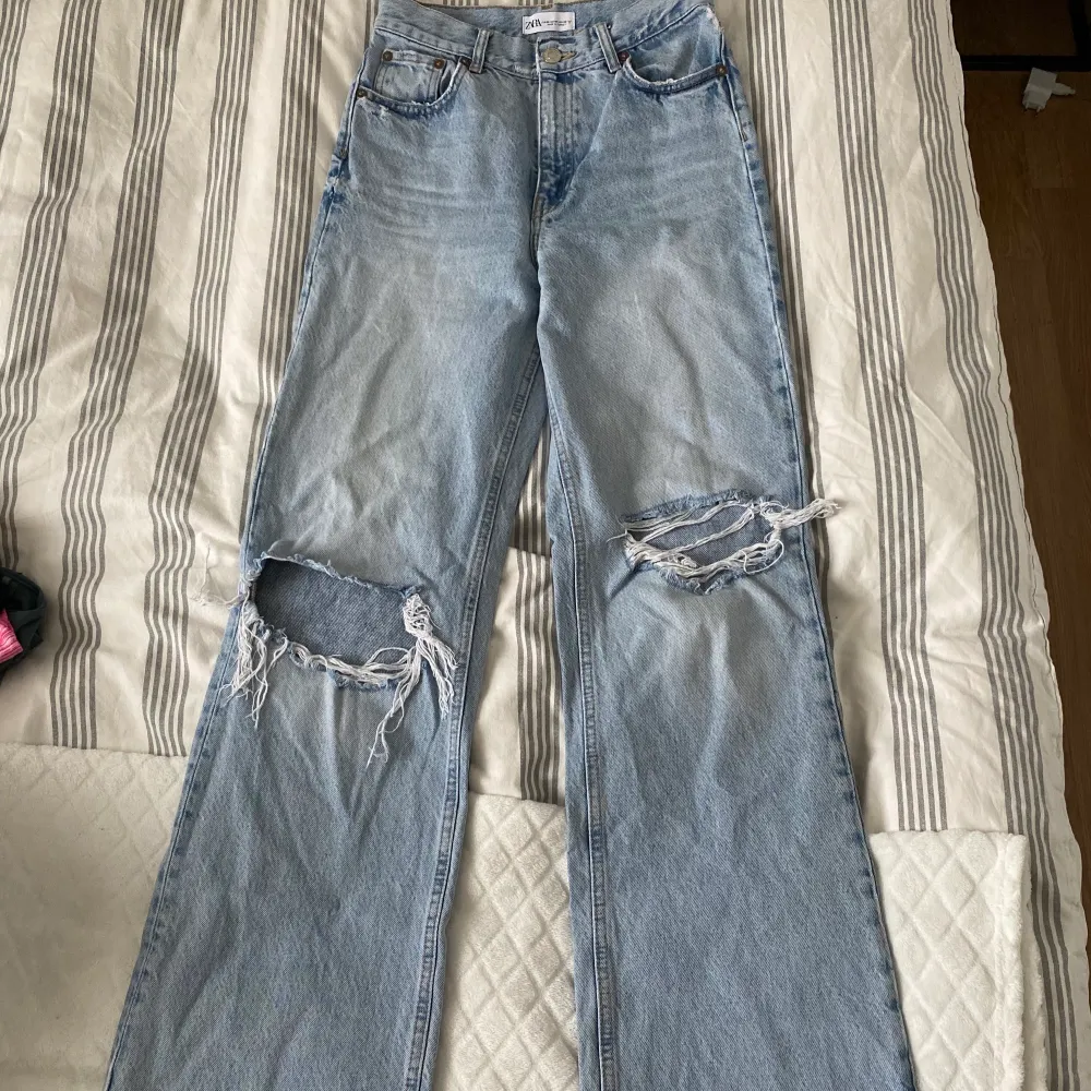 Populära jeans med hög midja och hål på knäna från Zara. Jeans & Byxor.