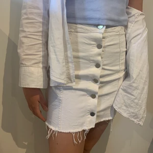 Vita jeanskjol  - Vit jeanskjol använd ett fåtal gånger. Säljer för att den är för liten. Buda från 100kr, köparen står för frakten.