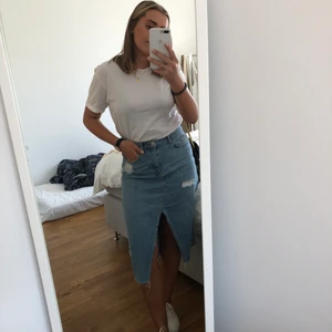 Lång jeans kjol  - Knälång jeans kjol från Bershka