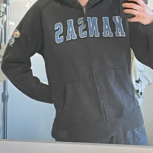 Hoodie - Hoodie från Kansas Univerisity, stor i storleken men fint oversize på mig med S Använd men bra skick  30 + frakt 