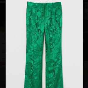 Jacquard byxor h&m - Säljer dess lågmidjade byxor från H&M studio. De är verkligen så snygga men passar inte mig alls verken i läng eller passform. Därav dåliga bilder på. Nypris var runt 700kr. Mina är som nya då jag använt de ca 3 gånger. Frakt 66kr. PASSAR 38/40. 