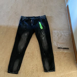 Dsquared2 jeans  - Helt oanväda dsq2 jeans, köpte de och de vart för stora så kan inte ha på mig de. 10/10 i skick helt oanväda.
