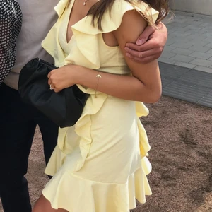 Sommarklänning!! - Säljer min underbara sommarklänning i den finaste pastellgula färgen!! Perfekt för skolavslutningen eller midsommar!!🥰🥰🥰 Endast använd 1 gång och säljer då den är för liten för mig