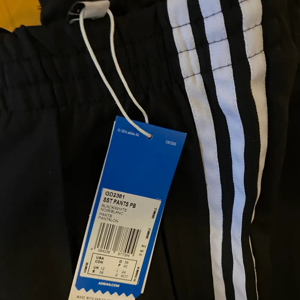 Svarta Adidasbyxor/trackpants i storlek 12/M. HELT oanvända med lappen kvar. Nypris 499 kr. . Jeans & Byxor.