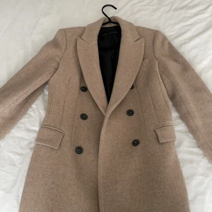 Populär kappa från Zara aldrig använd - Säljes pga används ej, blev slutsåld snabbt och populär kappa. Bra kvalite och varm endast testat den. Nypris var 1300 