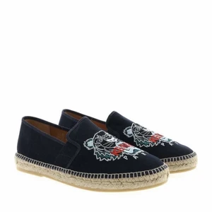Kenzo loafers - Säljer dessa jätte fina skor som passar perfekt nu till sommarn. Inte kommit till användning på 1 år och är i jättebra skick❤️ Det är unisex på skorna så både tjejer och killar kan bära de! Nypris 1900kr och mitt pris kan diskuteras vid snabb affär.