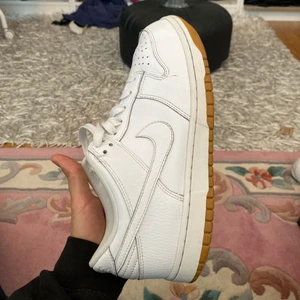 Nike dunk womens white gum - Grym sommarsko från 2016. Cond: 7.5-8/10. Nya går för ca 6100 som ni ser på sista bilden, säljer de direkt för 1400 men tar emot bud från 1000. Storlek 40, har själv 41 och de sitter bra.  Ingen låda tyvärr. Betalning sker via swish. Skriv för fler bilder