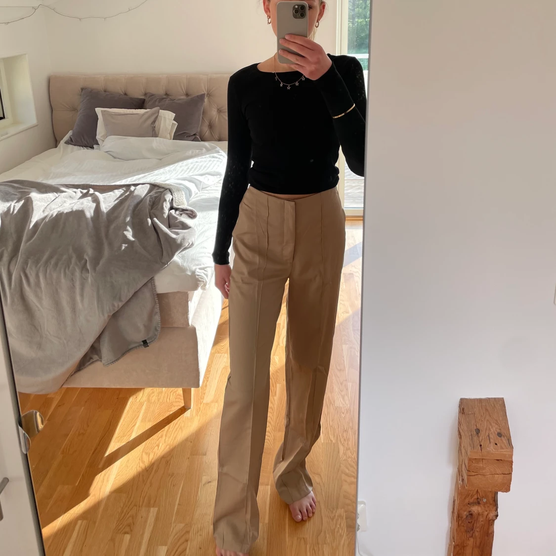 Långa beiga kostymbyxor 