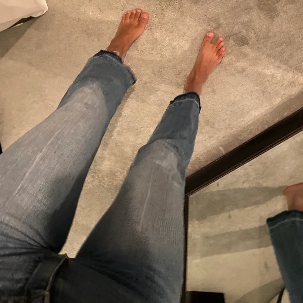 Croppad jeans som sitter väldigt tajt o fint i rumpan!. Jeans & Byxor.