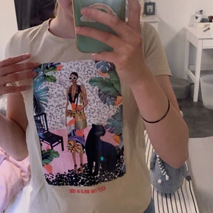 T-shirt med tryck - En jättefin t-shirt med häftigt tryck och pärlor. Den är från en butik som heter mohito och är köpt i Budapest. Storleken är xxs men sitter jättebra på mig som oftast har xs/s