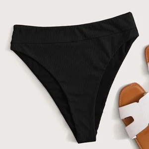 Högmidjad bikiniunderdel  - Säljer min helt oanvända bikiniunderdel. Ligger kvar ouppackad i förpackningen. Råkade beställa dubbelt.