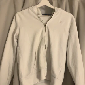 Polo kofta - En vit Ralph lauren kofta med rosa märke och luva