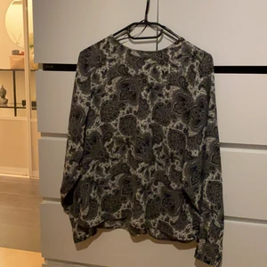 Mönstrad blus - Mönstrad blus ifrån Gina tricot. Använd en gång. Säljes pga för liten.