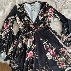 Oanvänd klänning från Boohoo strl 38  - Oanvänd pga för liten, mer som en 36/S jättefina ärmar. 