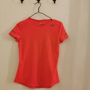 Adidas löpartopp dam storlek xs - Adidas löpartopp dam storlek xs.  Använt bara en gång.  Finns i centrala Östersund