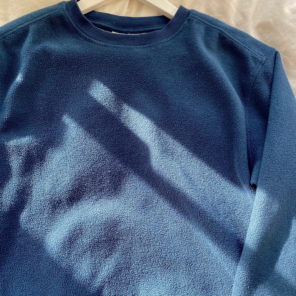 Mörkblåa sweatshirt i ett fleece material som är superskön! Går att ha till mycket, frakt tillkommer🤍. Tröjor & Koftor.
