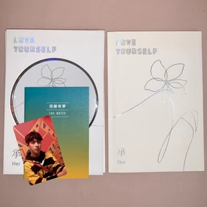 BTS Love Yourself: Her Version E - Säljer mitt BTS album då jag har för många album 😅                                                Mycket bra skick och cd.n är bara använd en gång. Tyvärr är inte klistermärkena kvar.         Nypriset är 400 men kan tänka mig att gå ner till minst 300.                                           Om du inte kan mötas står du för frakten 💗