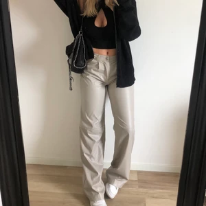 Beiga skinnbyxor midwaist - Helt nya skinnbrallor i medelhög midja😜😜😜.  Jag är 172cm. BUDGIVNING AVSLUTAS IDAG 18/5 inte den 19