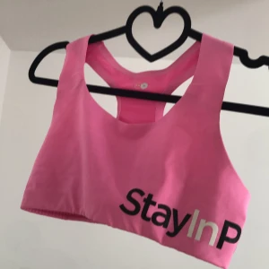 Rosa sportbh Medium - Ny sport-bh i en superunik rosa färg i storleken medium från Stay In Place. Passar även Small