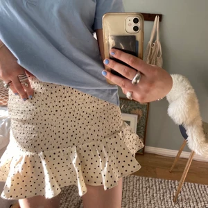 Prickig kjol  - Prickig kjol från monki. Köpt för 250kr, aldrig andvänd (prislappen sitter kvar)