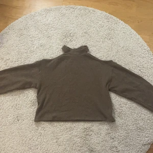 Gina tricot tröja storlek M  - Denna tröjan är i väldigt bra skick har använt den någon gång men säljer den för den är förstor men väldigt fin. Den är lite trasig där vid halsen det var den när jag köpte den också men det är inget som kommer bli sämre eller syns💖