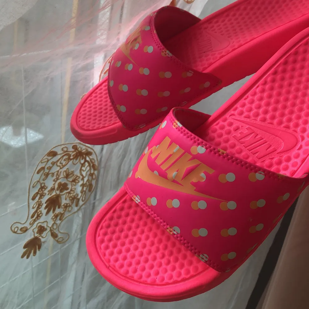 Sååå fina neonrosa Nike tofflor / slides i storlek 39 💕 Perfekt att ha hemma, till stranden eller ute med någon fin outfit 💛. Skor.