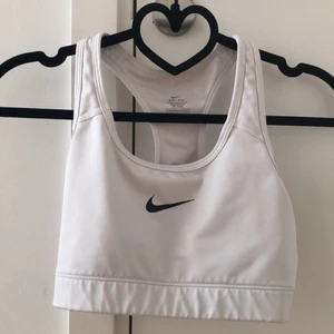 Vit ny Nike sport-bh medium - Ny vit sport-bh i storleken M från Nike. Passar även S! 