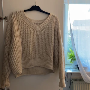 Tröja⚡️ - En vit/beige stickad tröja i bra skick då den bara är använd ett fåtal gånger, köparen står för frakten<3 