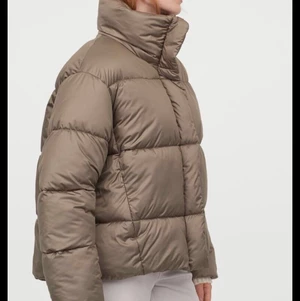 Puffetjacket - Säljer min älskade vinterjacka från H&M i storlek XS men passar alltifrån XS-L eftersom den är oversized. Riktigt skön och varm jacka. Skriv för fler bilder ☺️ frakt tillkommer