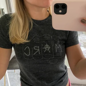 Marc Jacobs t shirt  - Superfin marc Jacobs t shirt!! Finns inte längre att köpa 🥰 storlek s 